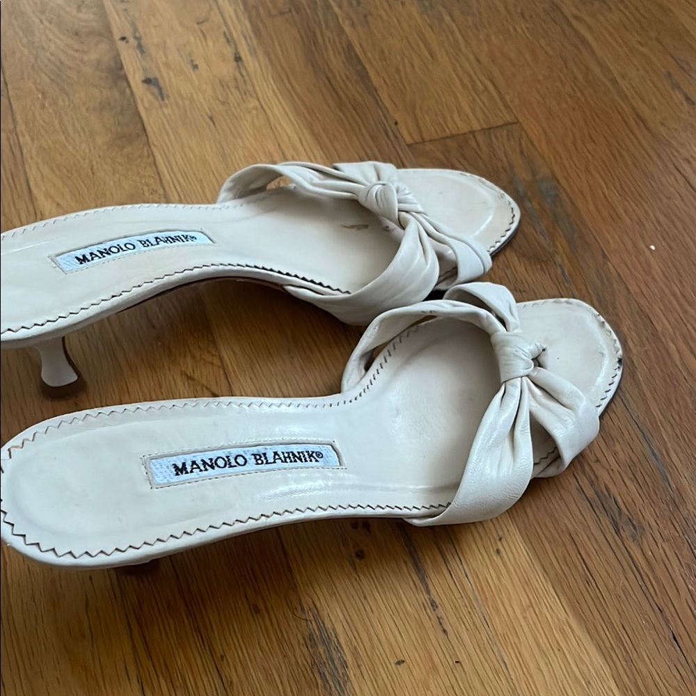 MANOLO BLAHNIK kitten heels